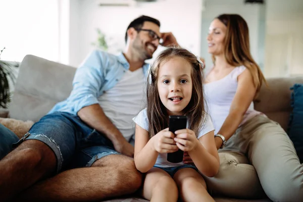 Glückliche Familie Die Spaß Beim Fernsehen Hause Hat — Stockfoto