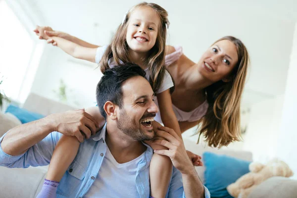 Família Feliz Divertindo Juntos Casa — Fotografia de Stock