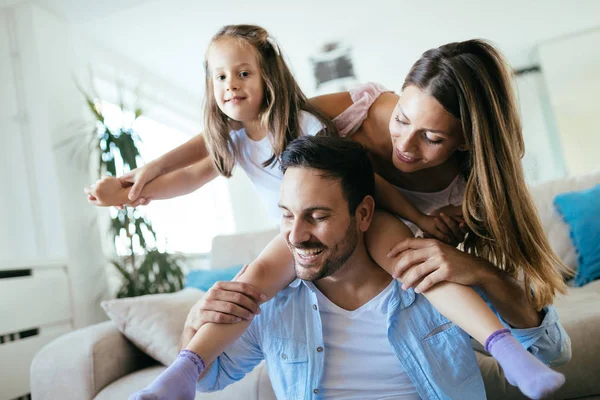 Glückliche Familie Die Spaß Zusammen Hause Hat — Stockfoto