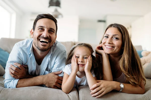 Gelukkige Familie Plezier Tijd Thuis Kijken — Stockfoto