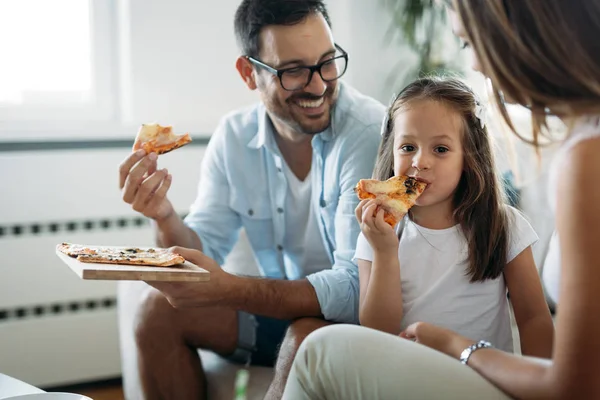 Портрет Счастливой Семьи Делящей Пиццу Дома — стоковое фото