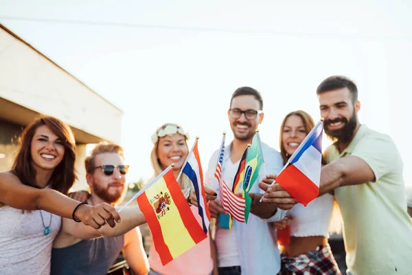 Grup arkadaşıyla birlikte eğleniyor. Çatı partide eğleniyor arkadaşlar.