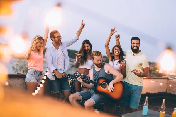 Grupo Amigos Disfrutando Fiesta Amigos Divirtiéndose Fiesta Azotea — Foto de Stock