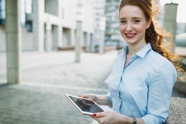 Çekici genç işkadını dijital tablet ofis dışında kullanma