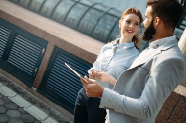 İş ortakları workmate çift bir kentsel şehir ortamda söz