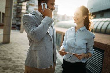 Resim açık duran genç çekici iş ortakları