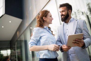 Söz ve açık gülümseyen genç iş arkadaşları