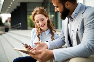 Genç çekici iş çift ofis binası yakınındaki açık yürüyüş