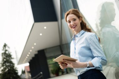 Çekici genç işkadını dijital tablet ofis dışında kullanma