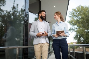 İş ortakları workmate çift bir kentsel şehir ortamda söz