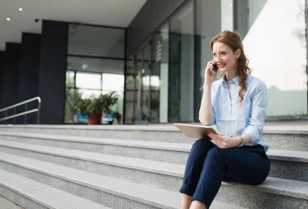 Aantrekkelijke Jonge Zakenvrouw Met Behulp Van Digitale Tablet Buiten Kantoor — Stockfoto