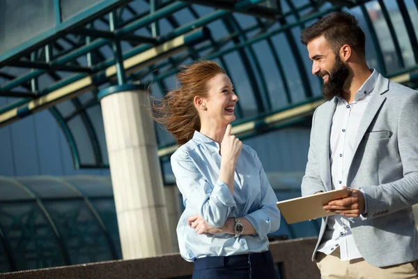 Jóvenes Colegas Negocios Hablando Sonriendo Aire Libre —  Fotos de Stock