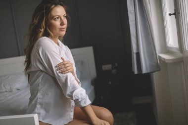 Zarif iç çamaşırı ve gömlek güzel seksi Bayan. Kapalı modeli kız moda portresi