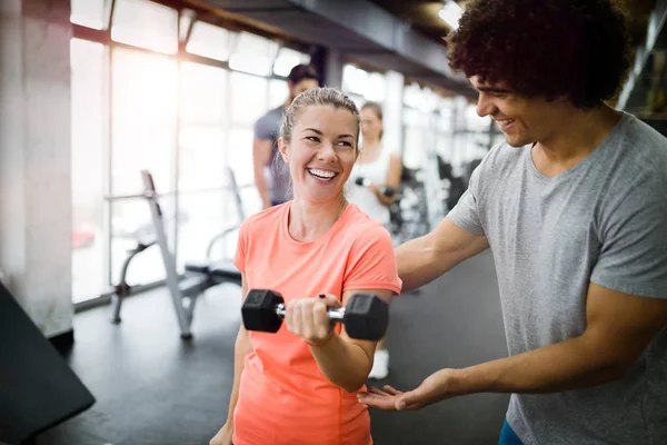 Mulher Bonita Fazendo Exercícios Para Bíceps Ginásio Com Personal Trainer — Fotografia de Stock
