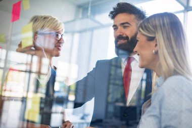 Modern ofiste çalışan iş adamlarının işbirliği ve analizi