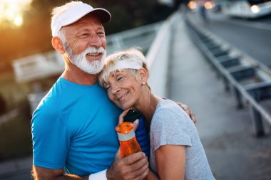 Fitness, spor, insanlar, egzersiz ve yaşam tarzı kavramı - çalışan Olgun çift