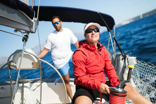 Attraente Donna Forte Vela Con Sua Barca Vela — Foto Stock