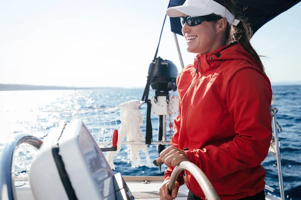 Mulher Forte Atraente Vela Com Seu Barco Vela — Fotografia de Stock