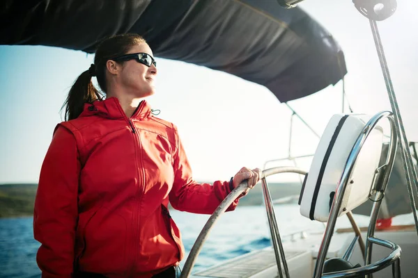 Mulher Forte Atraente Vela Com Seu Barco Vela — Fotografia de Stock