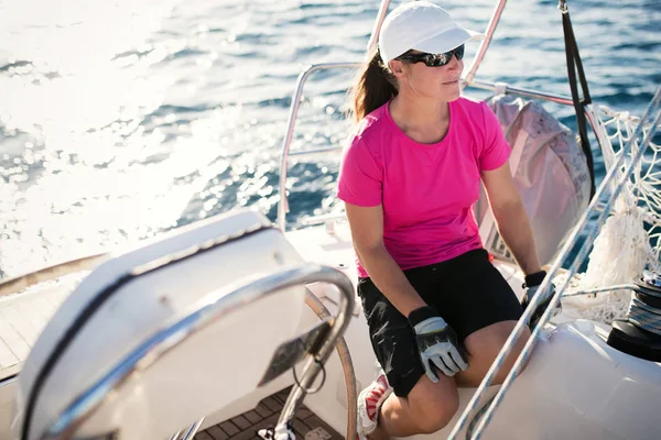 Feliz Mulher Forte Esporte Vela Com Seu Barco — Fotografia de Stock