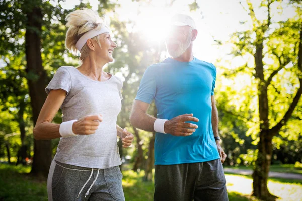 Couple Mature Bonne Santé Faisant Jogging Dans Parc Tôt Matin — Photo