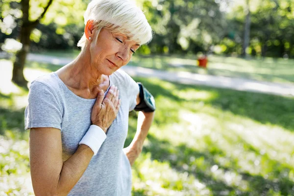 Femme Avec Douleur Thoracique Souffrant Une Crise Cardiaque Pendant Course — Photo