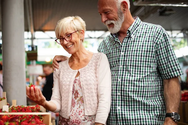 Seniorenpaar Kauft Frisches Gemüse Auf Dem Lokalen Markt — Stockfoto