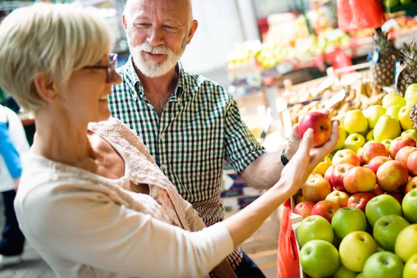 Coppia Anziani Che Sceglie Frutta Verdura Bio Sul Mercato Durante — Foto Stock