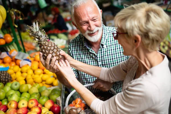 Senior Para Zakupu Świeżych Warzyw Rynku Lokalnym — Zdjęcie stockowe