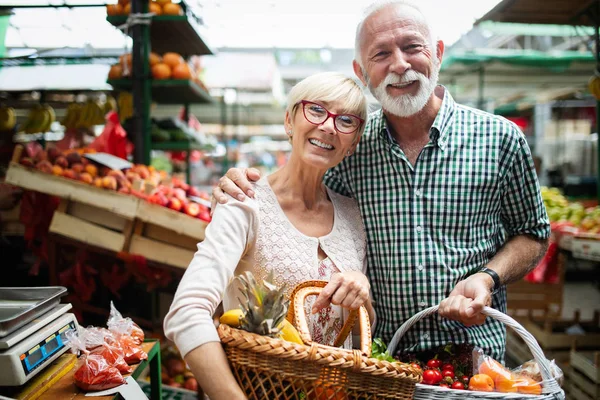 Lächelndes Seniorenpaar Mit Gemüsekorb Lebensmittelladen — Stockfoto