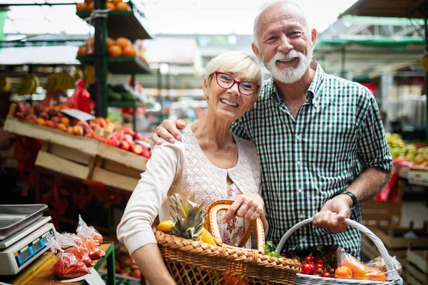 Lachende Senior Paar Houden Mandje Met Groenten Bij Kruidenier — Stockfoto