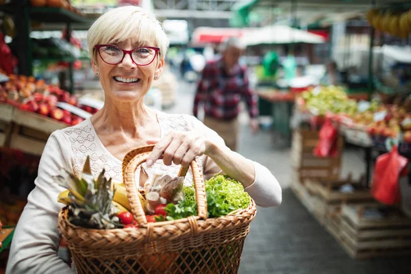 Femeia Vârstă Cumpără Legume Fructe Piața Verde — Fotografie, imagine de stoc
