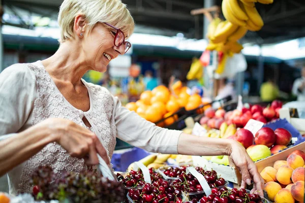 Image Femme Heureuse Senior Marché Acheter Des Légumes Des Fruits — Photo