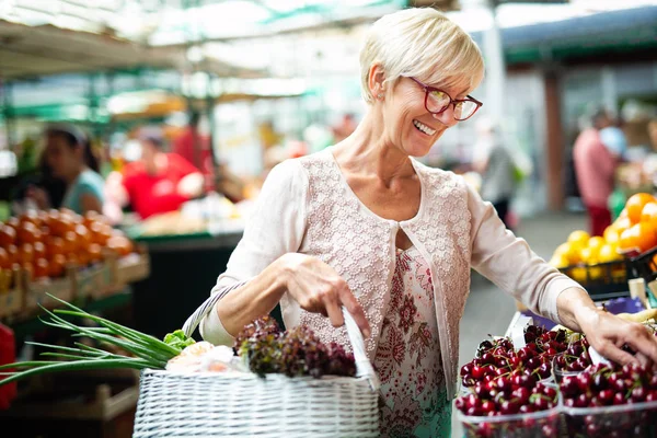 Ανώτερος Γυναίκα Αγοράζοντας Φρέσκα Λαχανικά Και Φρούτα Στην Τοπική Αγορά — Φωτογραφία Αρχείου