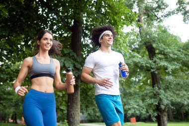 Koşu ve açık havada doğal olarak çalışan iki arkadaş