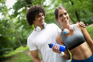 Koşu egzersiz açık bir parkta genç mutlu kadın