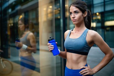 Kadın atlet bir mola ve içme suyu şehirde yaşıyor