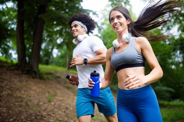 Młodzi Ludzie Jogging Ćwiczenia Przyrodzie Aby Zachować Zdrowie — Zdjęcie stockowe