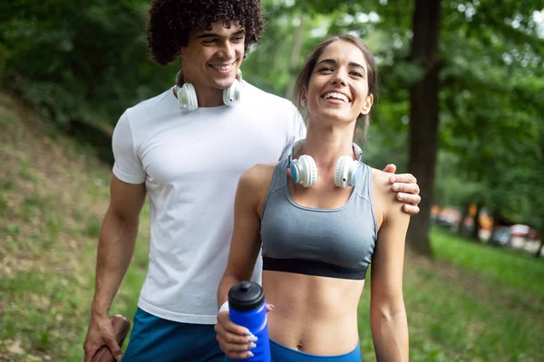 Gelukkig Jongedame Doen Oefening Buiten Een Park Joggen — Stockfoto