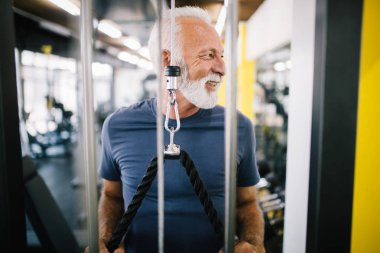 Olgun erkek spor salonunda egzersiz yaparak sağlıklı kalmak