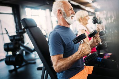 Sağlıklı kalmak için çalışma dışarı olgun sportif çift uygun