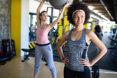 Spor salonundaki mutlu bir grup sporcu. Bir fitness kulübünde yaşam tarzı ve spor konseptleri