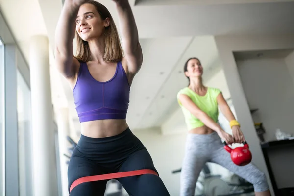 Bild Von Zwei Schönen Fitness Frauen Fitnessstudio — Stockfoto