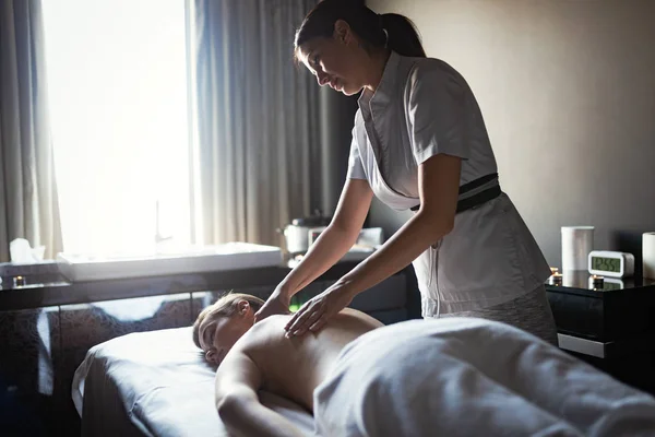 Lycklig Kvinna Avkopplande Massage Salong — Stockfoto