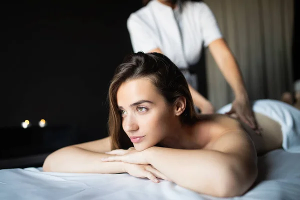 Donna Felice Rilassante Ricevere Massaggio Salone — Foto Stock