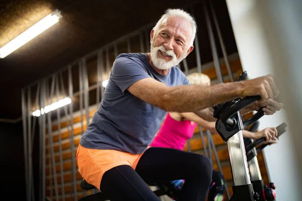 Çift Sağlıklı Kalmak Için Spor Salonunda Egzersiz Kıdemli Uygun — Stok fotoğraf