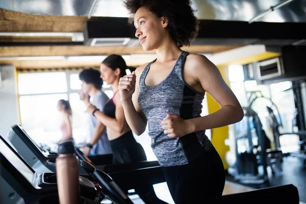 Groep Jonge Mensen Die Loopbanden Sport Gym Lopen — Stockfoto