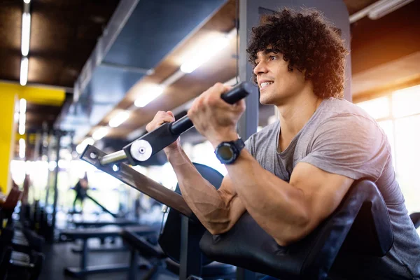 Jovem Homem Bonito Fazendo Exercícios Ginásio — Fotografia de Stock