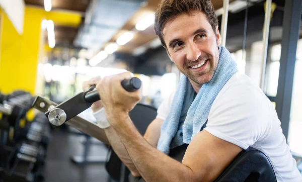 Livsstil Porträtt Stilig Muskulös Man Med Handduk Efter Träningen Sportgym — Stockfoto