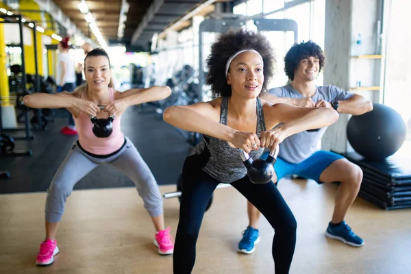 Groupe Personnes Forme Heureux Entraînement Dans Salle Gym — Photo